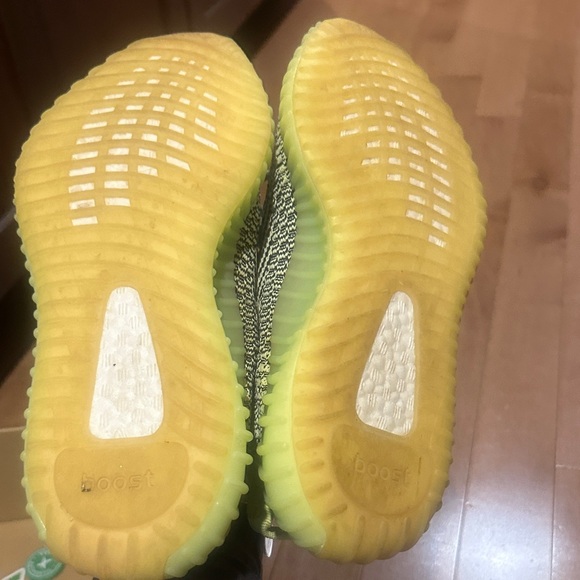 Yeezy Boost 350 V2 sneakers!  Size 7!  Lime green/black. Like new condition! - Picture 9 of 11